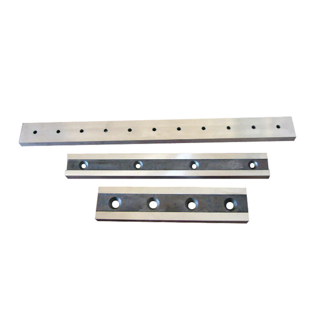 Straight shearing blades for hydraulic shearing machine